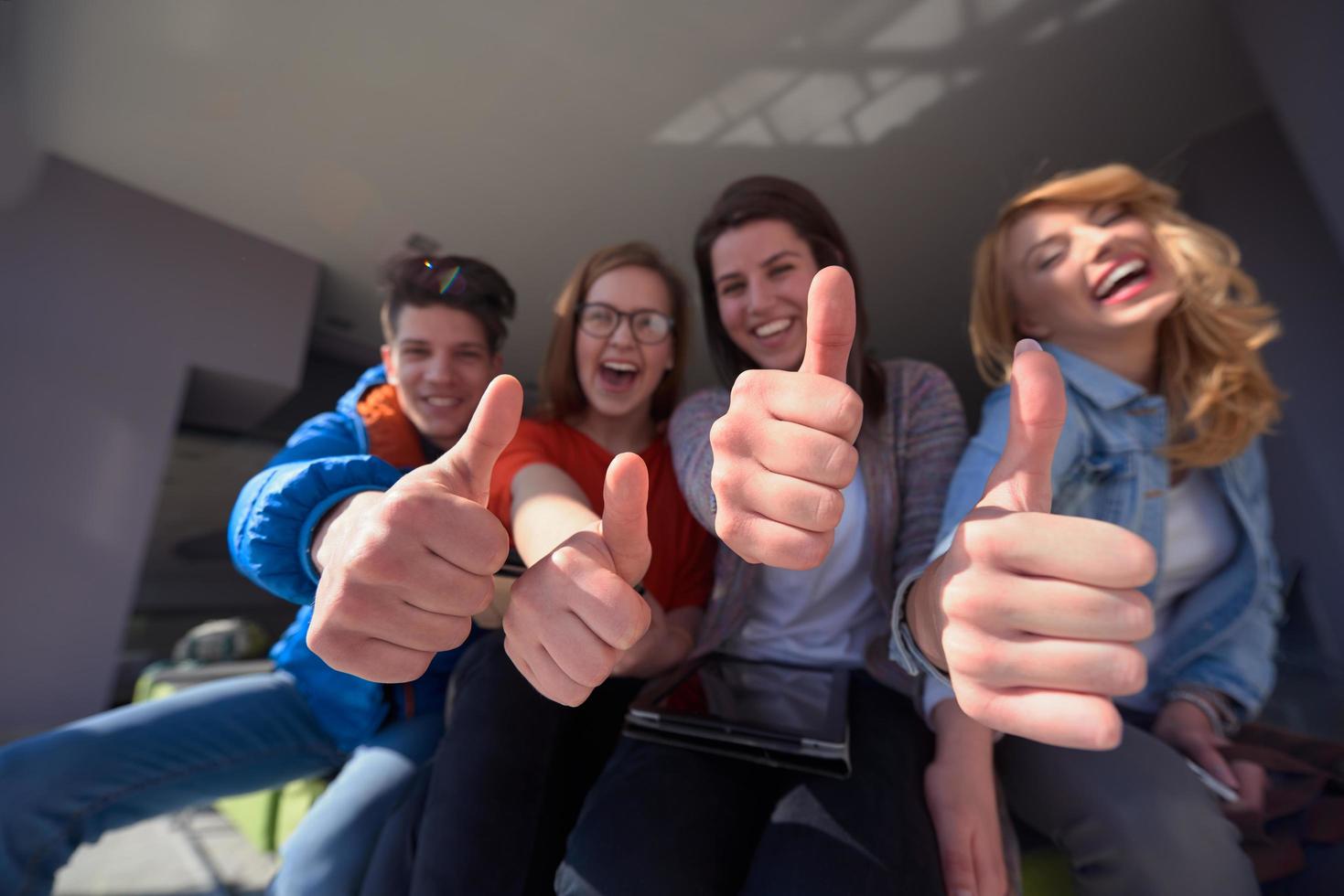 studenten groep werken Aan school- project samen foto