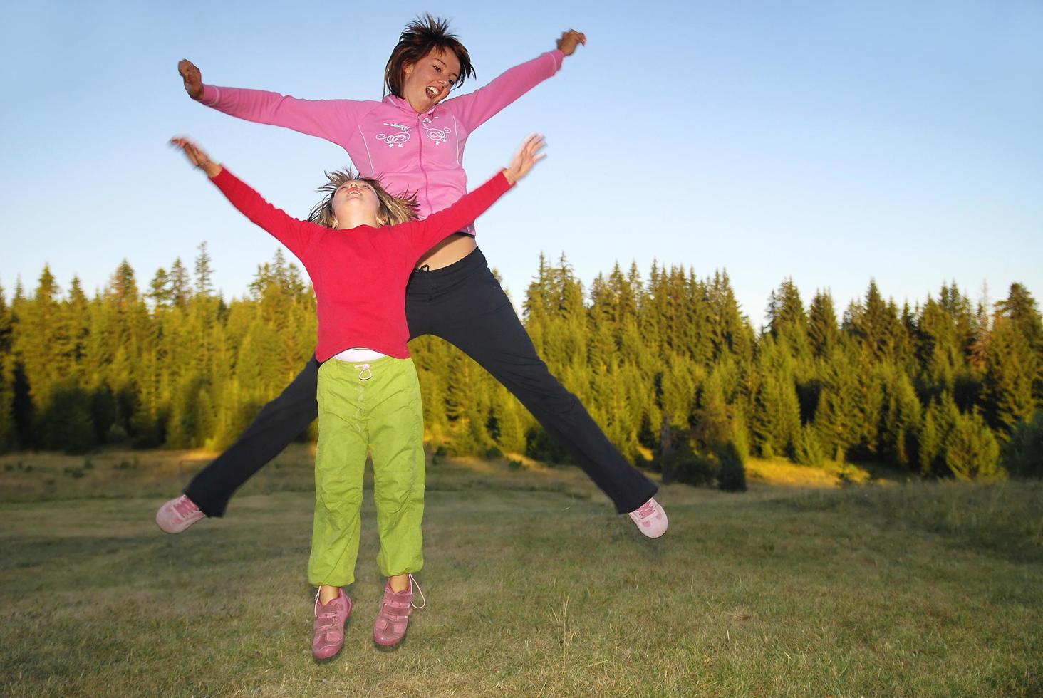 jumping in naar lucht foto