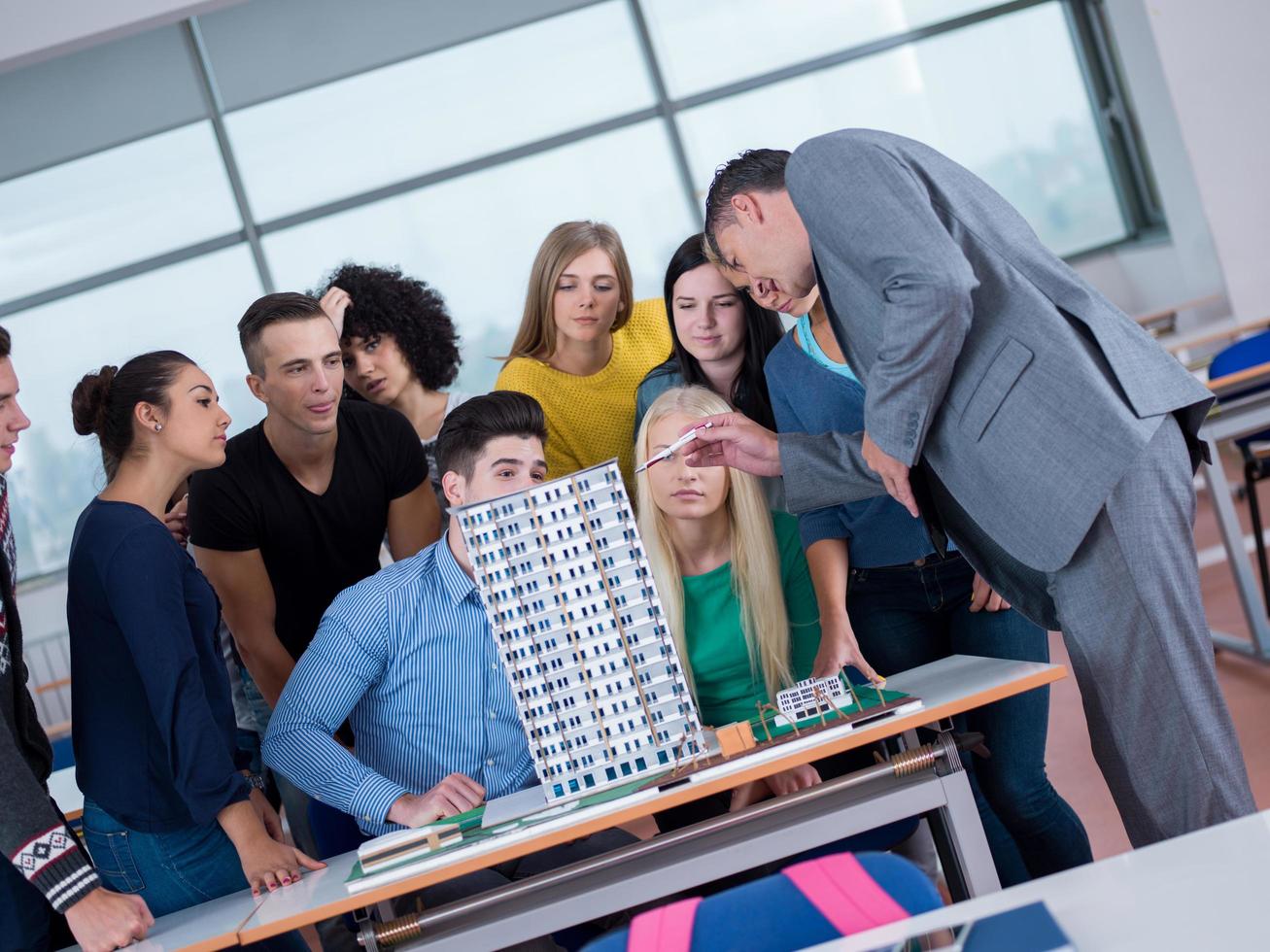 studenten met leraar in computer laboratorium klas foto