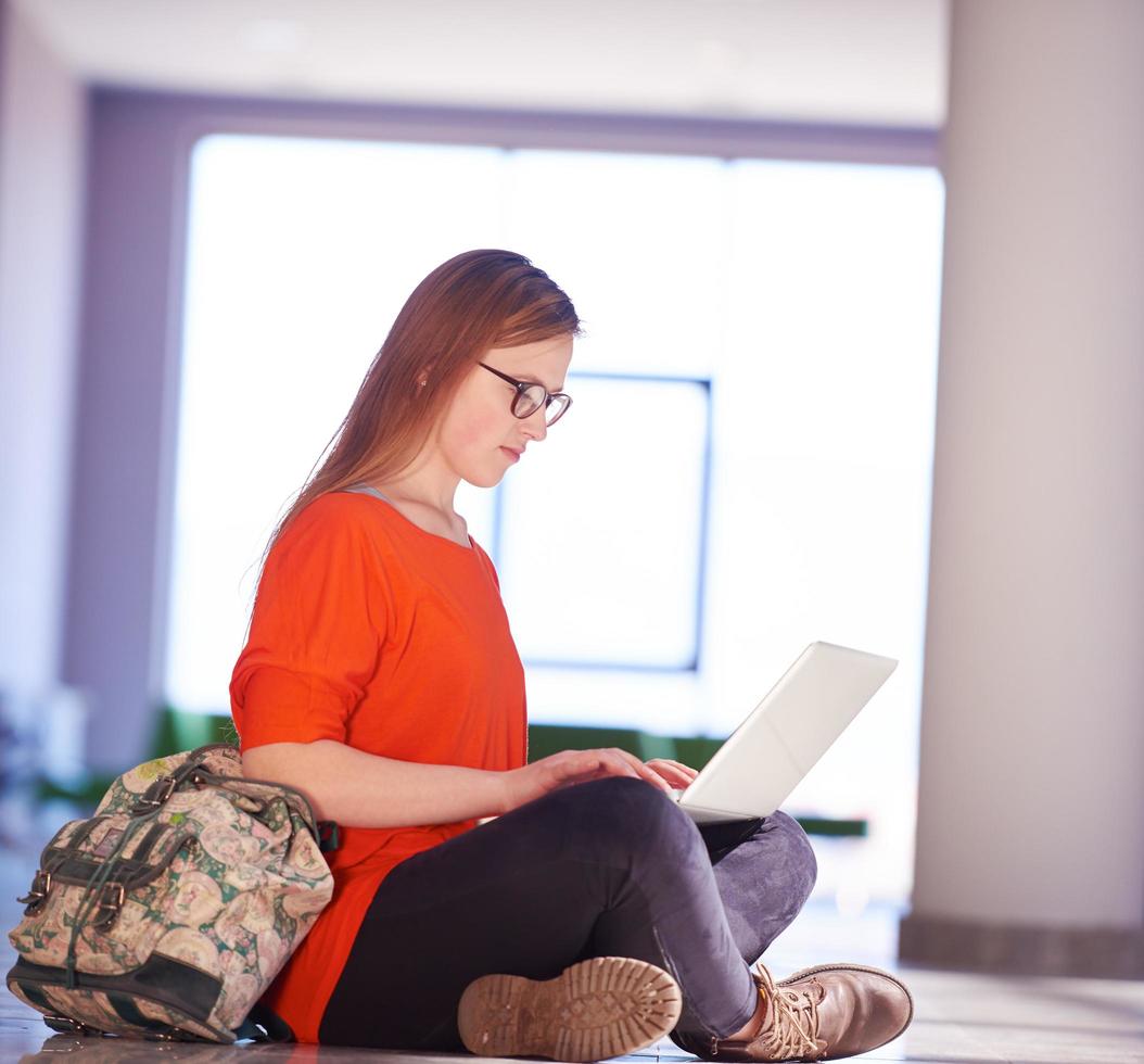 studentenmeisje met laptopcomputer foto