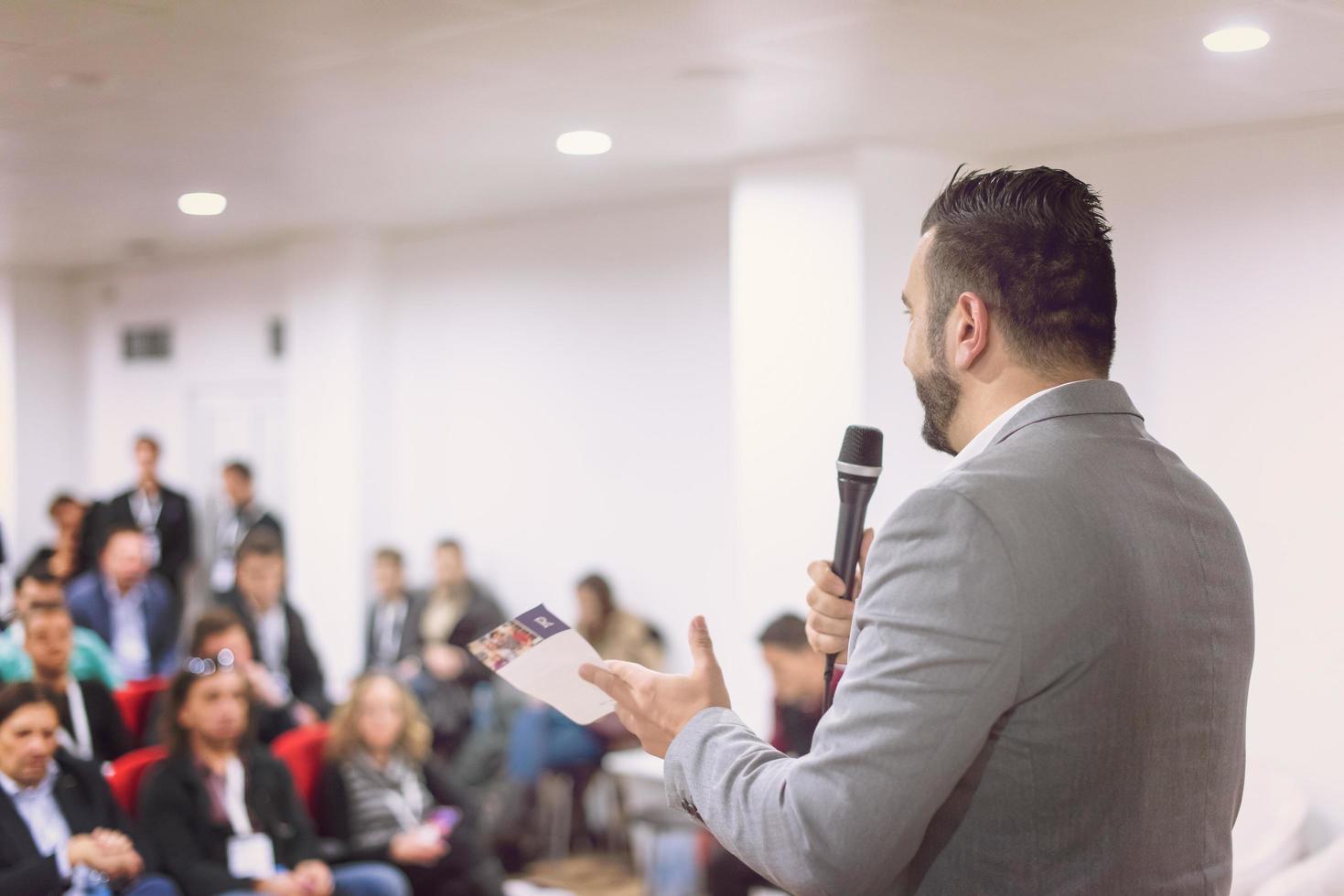 zakenman geven presentaties Bij conferentie kamer foto