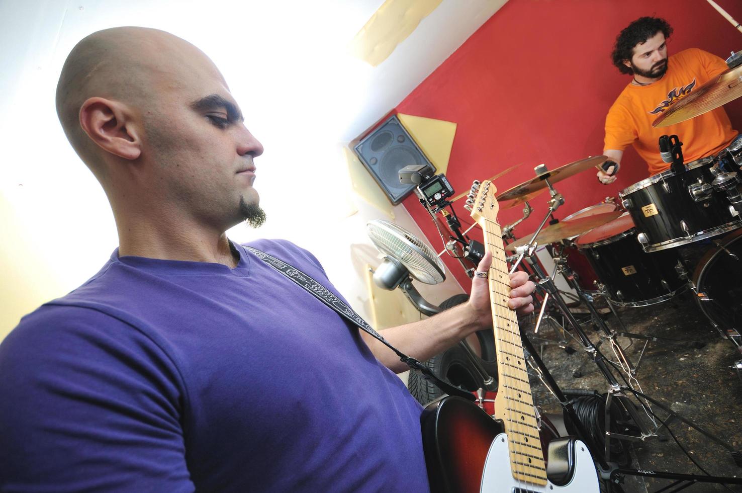 muziekband heeft training in garage foto