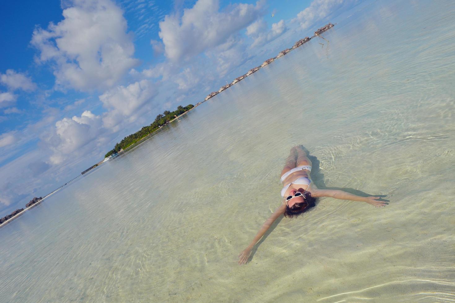 gelukkige vrouw geniet van de zomertijd foto