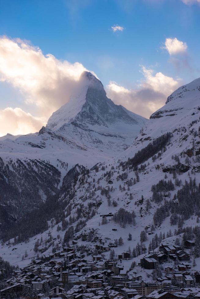 luchtfoto op de zermatt-vallei en de Matterhorn-piek foto