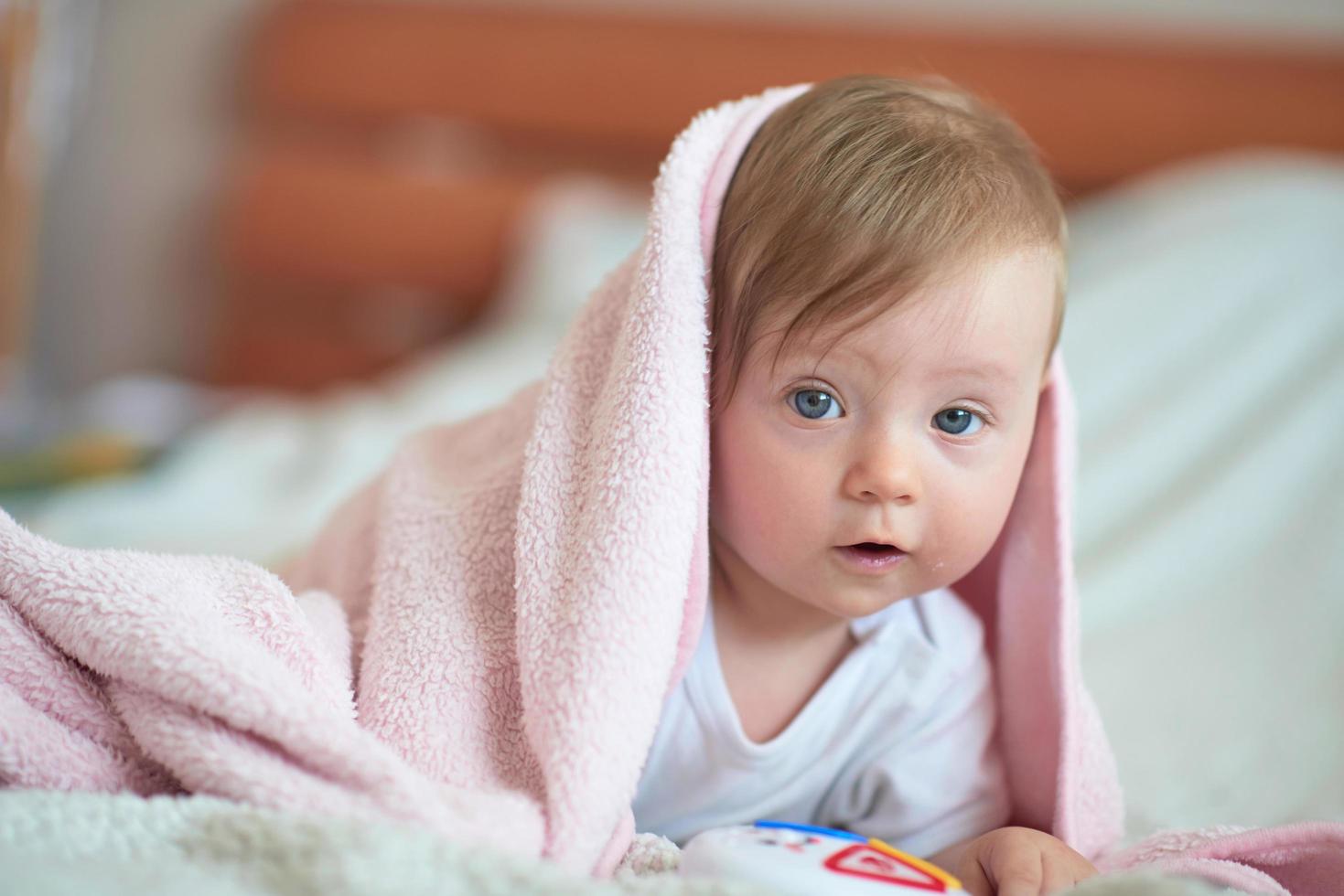 schattig weinig pasgeboren baby grijnzend foto