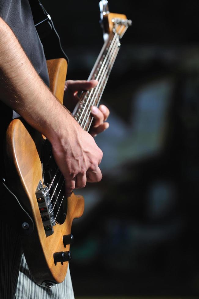 muziek- gitaar speler buitenshuis foto