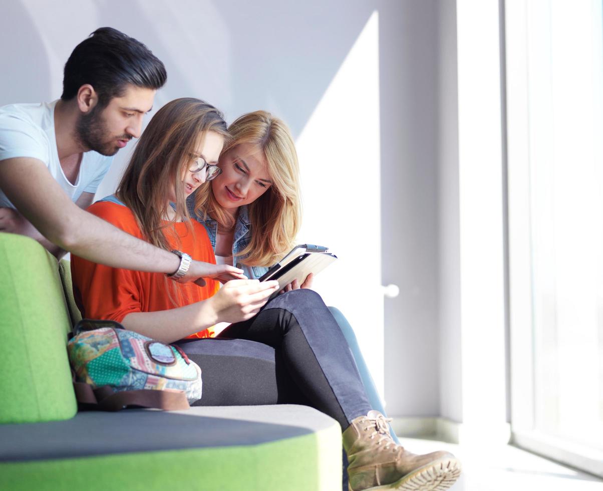 studenten groep werken Aan school- project samen foto