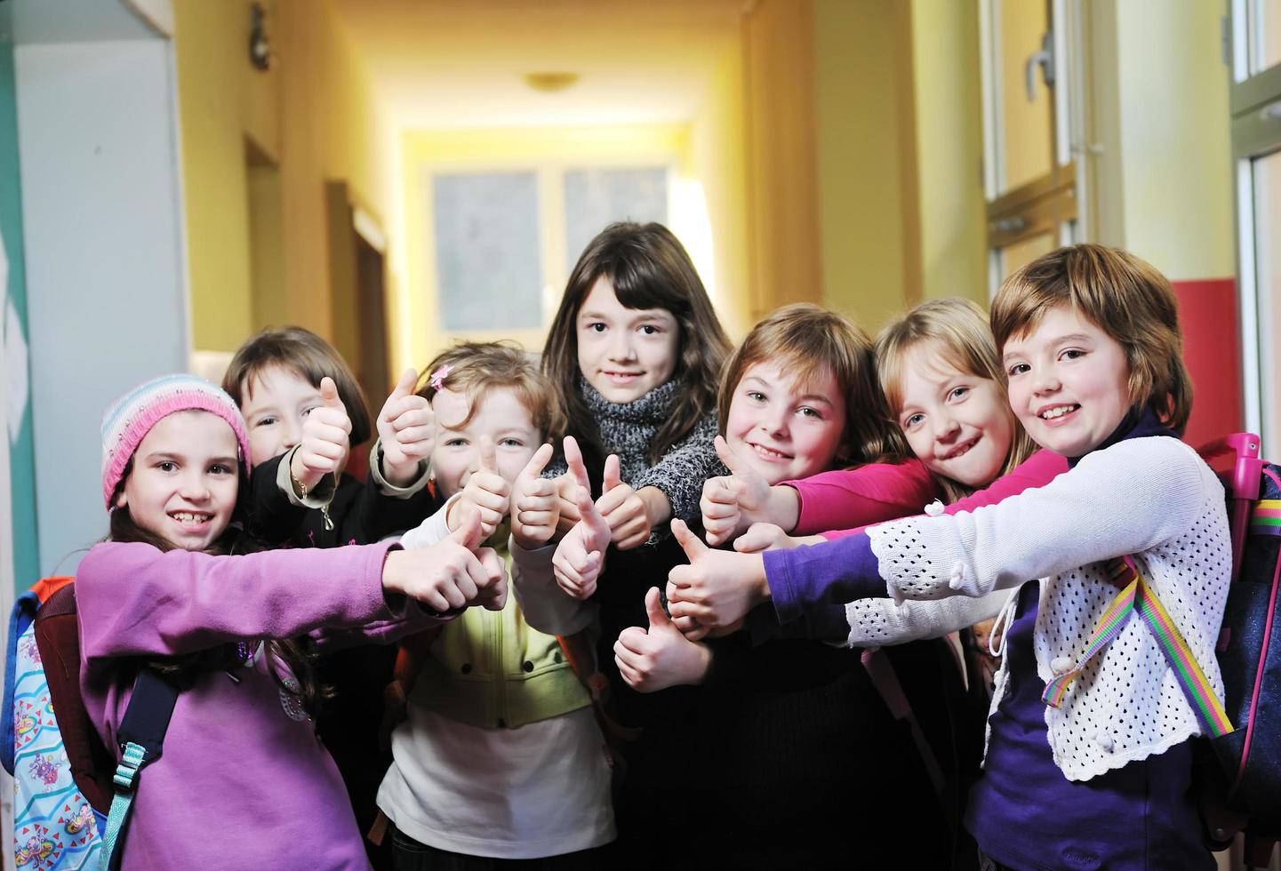 gelukkig kinderen groep in school- foto