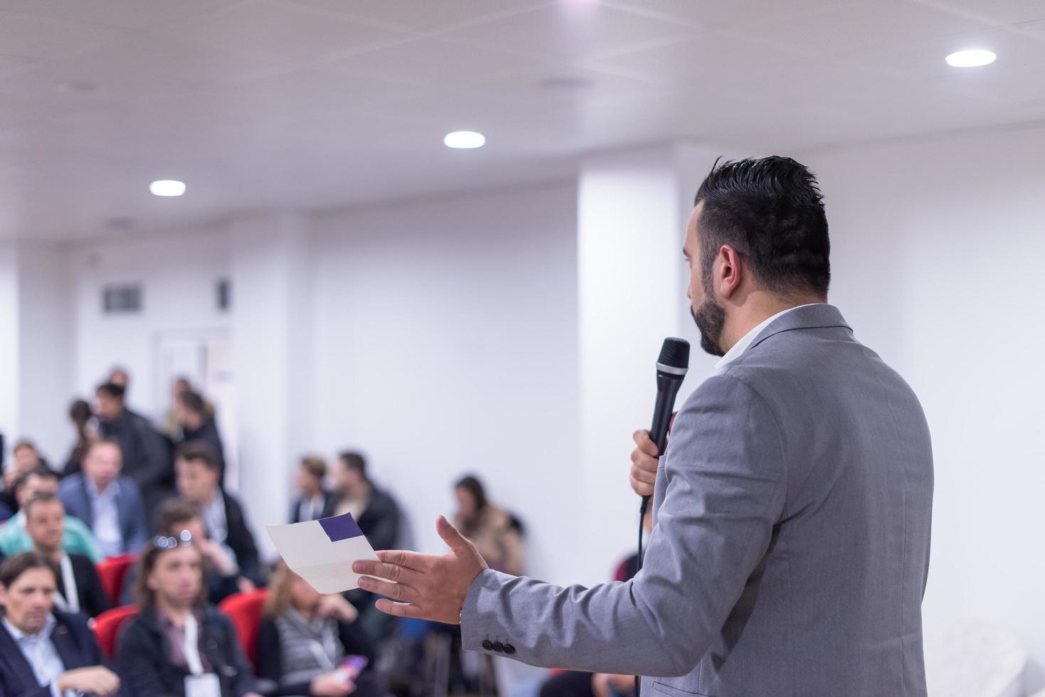 zakenman geven presentaties Bij conferentie kamer foto