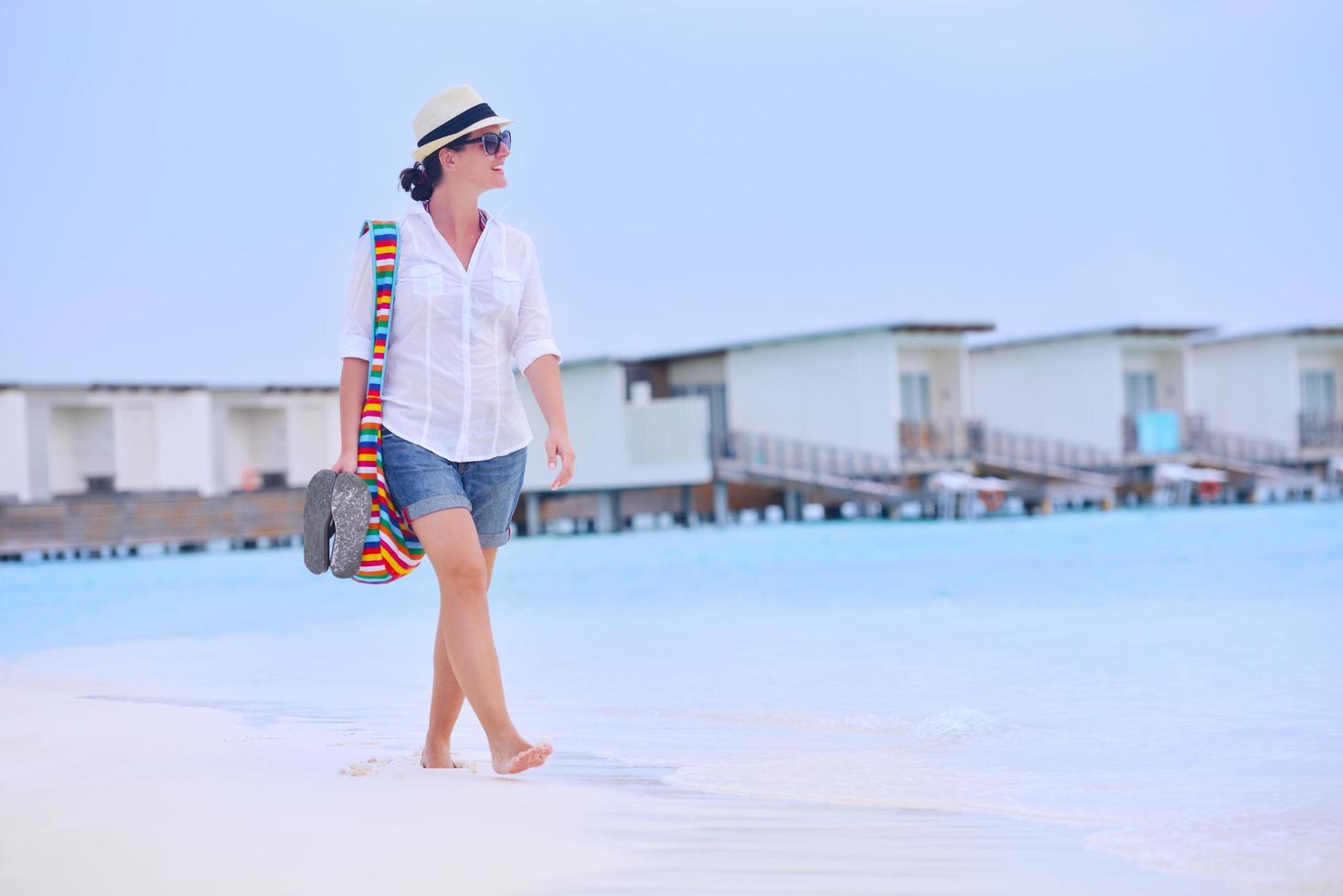 mooie vrouw op het strand veel plezier en relax foto