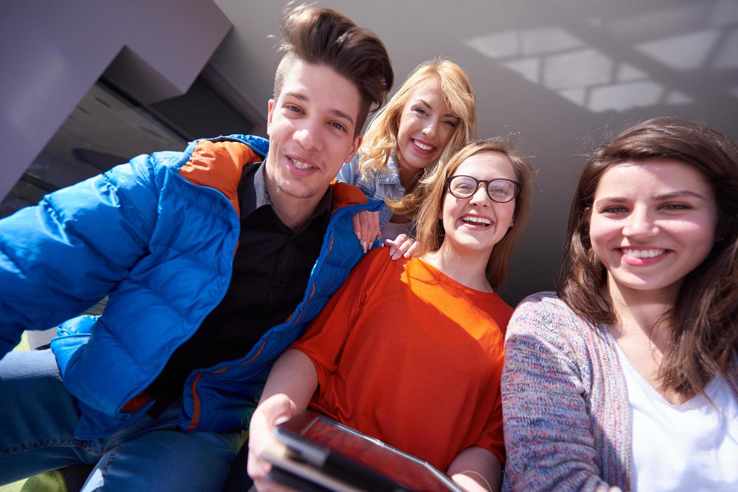 studenten groep werken Aan school- project samen foto