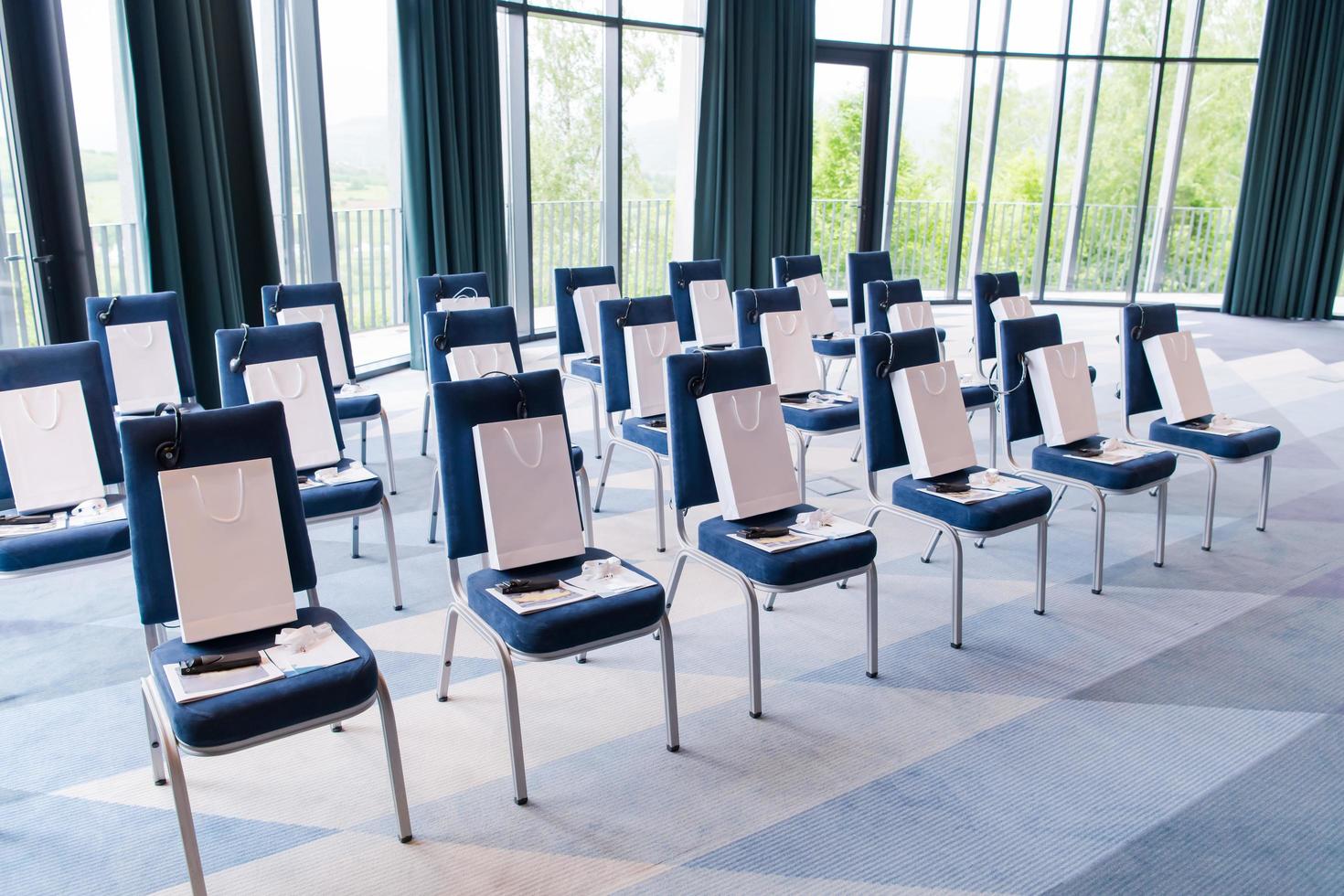 modern conferentie kamer interieur voordat beginnend een bedrijf congres foto