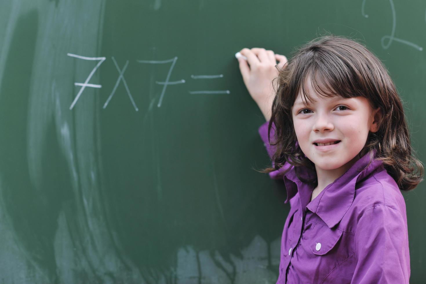 gelukkig school- meisje Aan wiskunde klassen foto