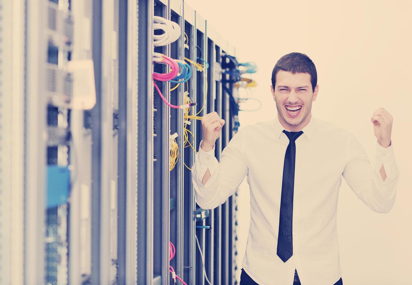 jong het ingenieur in datacenter server kamer foto