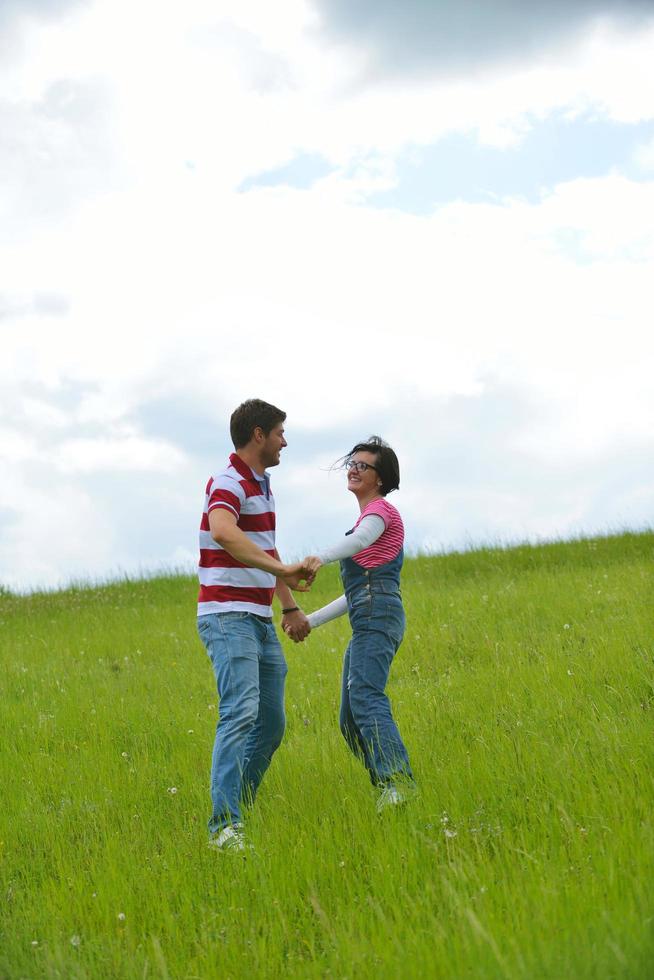 romantische jong koppel verliefd samen buiten foto