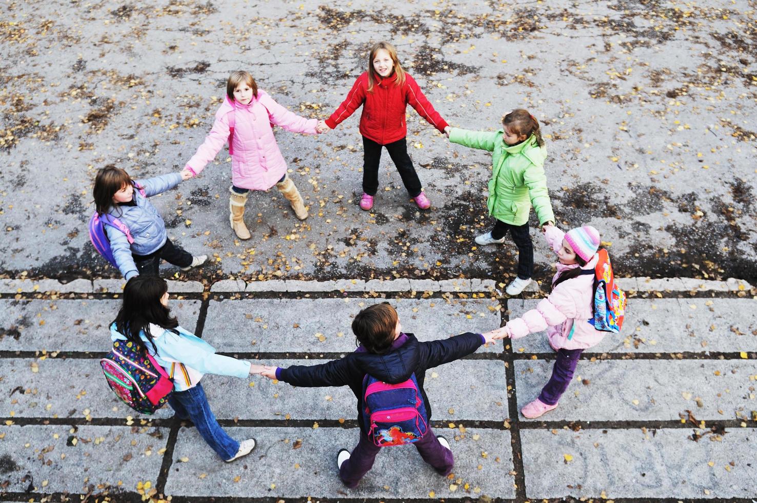 school- meisjes rennen weg foto