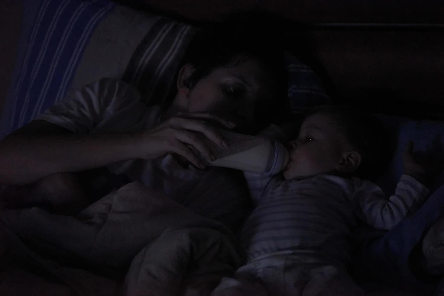 baby aan het eten melk van fles foto