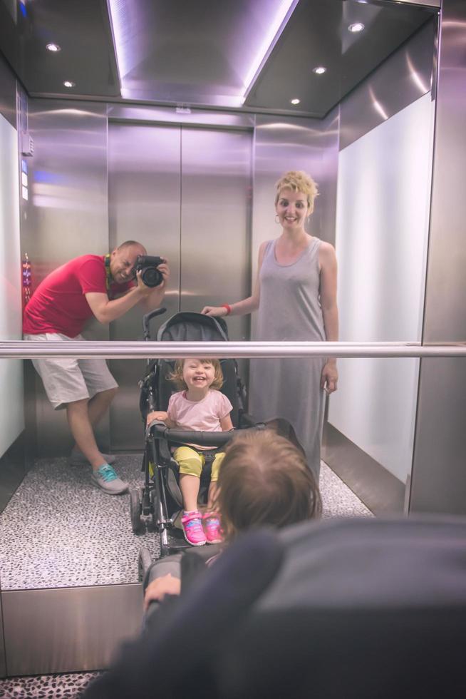 gelukkig familie in de lift foto