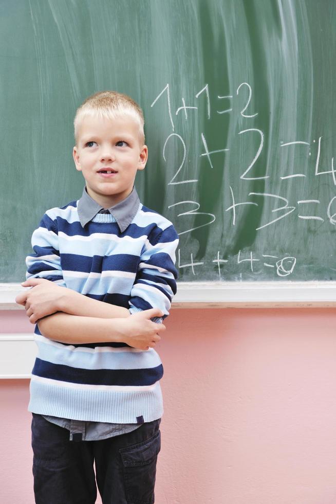 gelukkig jong jongen Bij eerste rang wiskunde klassen foto