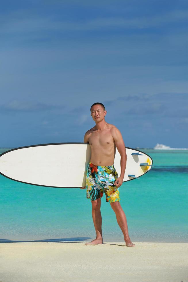 Mens met surfen bord Aan strand foto