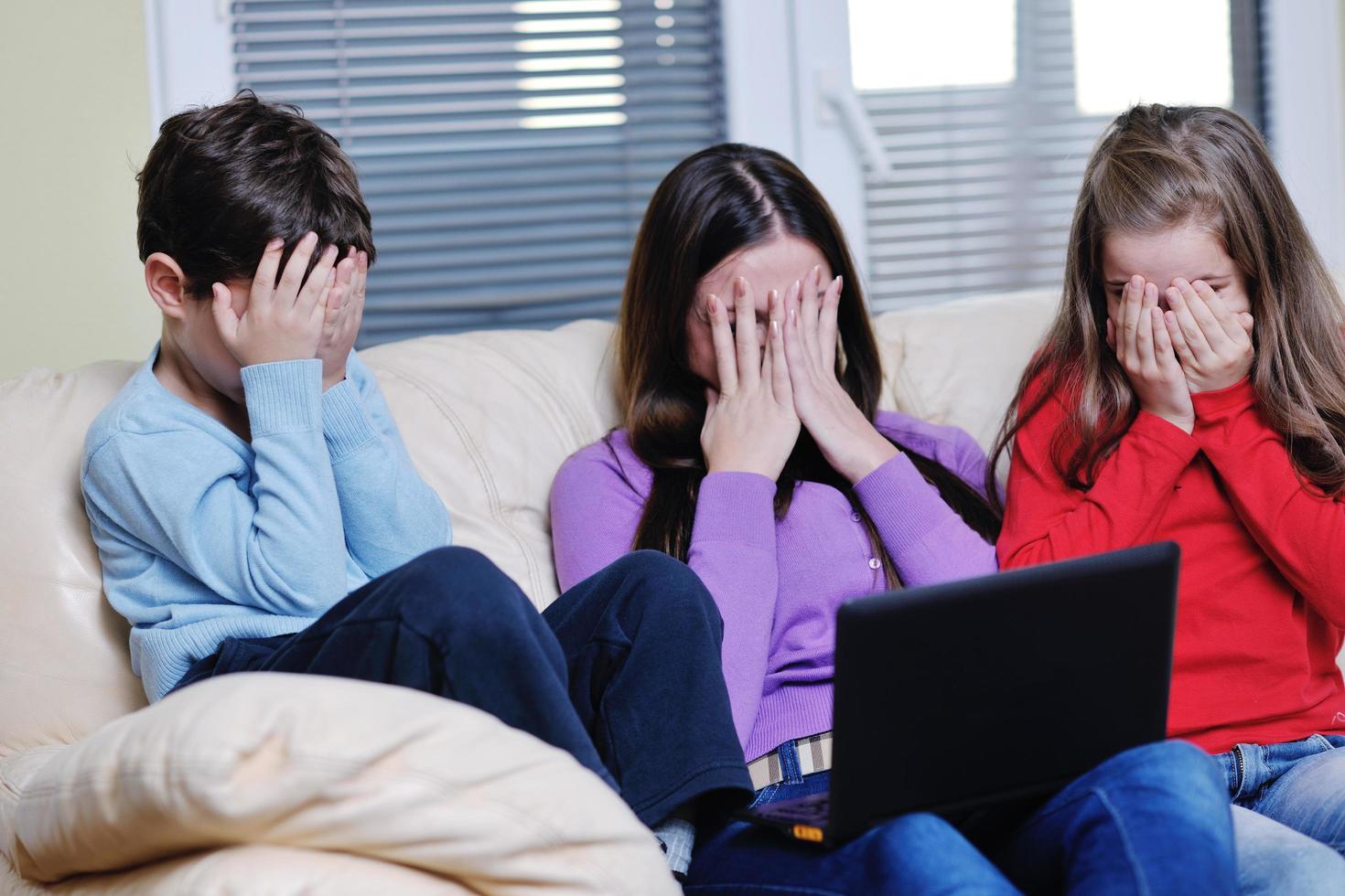 gelukkig jong familie hebben pret Bij huis foto