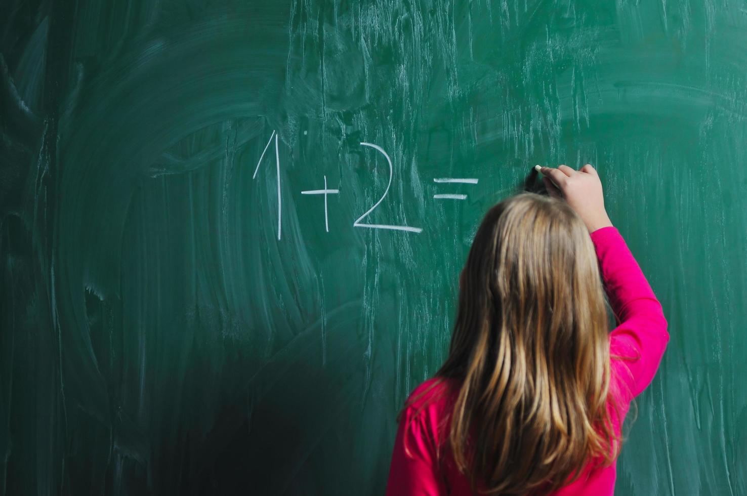 gelukkig school- meisje Aan wiskunde klassen foto