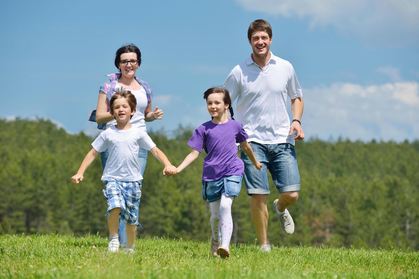 gelukkig jong familie hebben pret buitenshuis foto