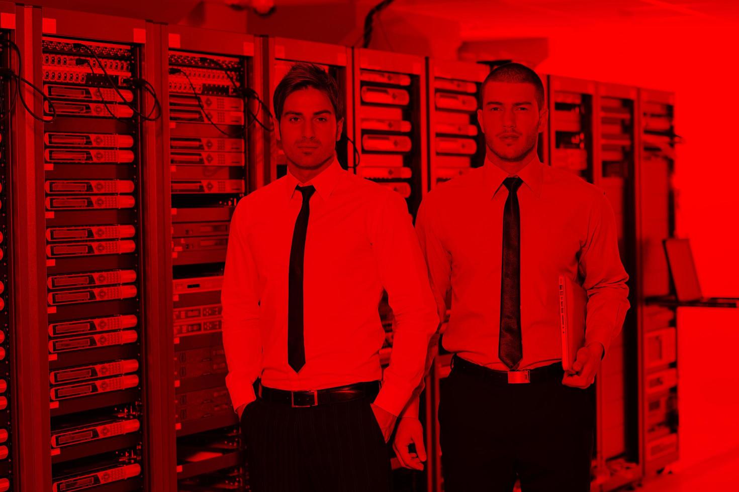 het ingenieurs in netwerk server kamer foto