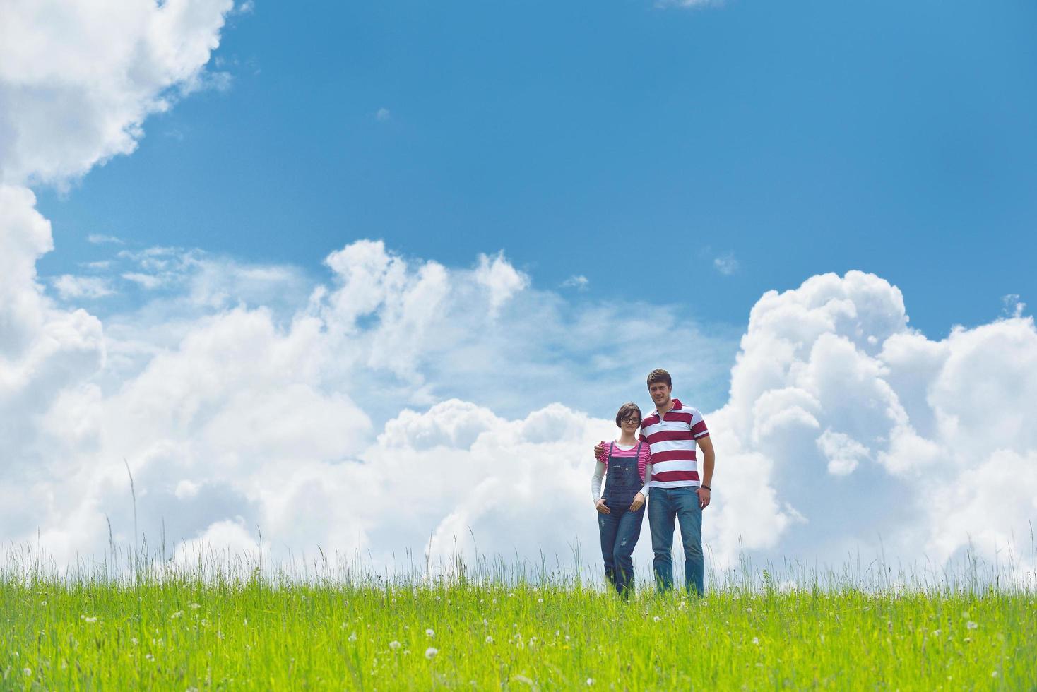 romantische jong koppel verliefd samen buiten foto