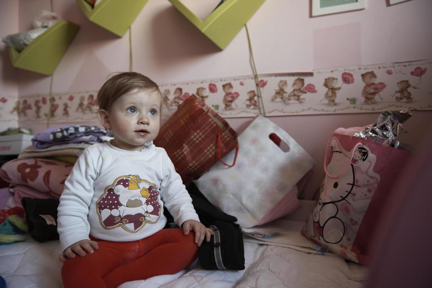 schattig weinig een jaar oud baby en maken eerste stappen foto