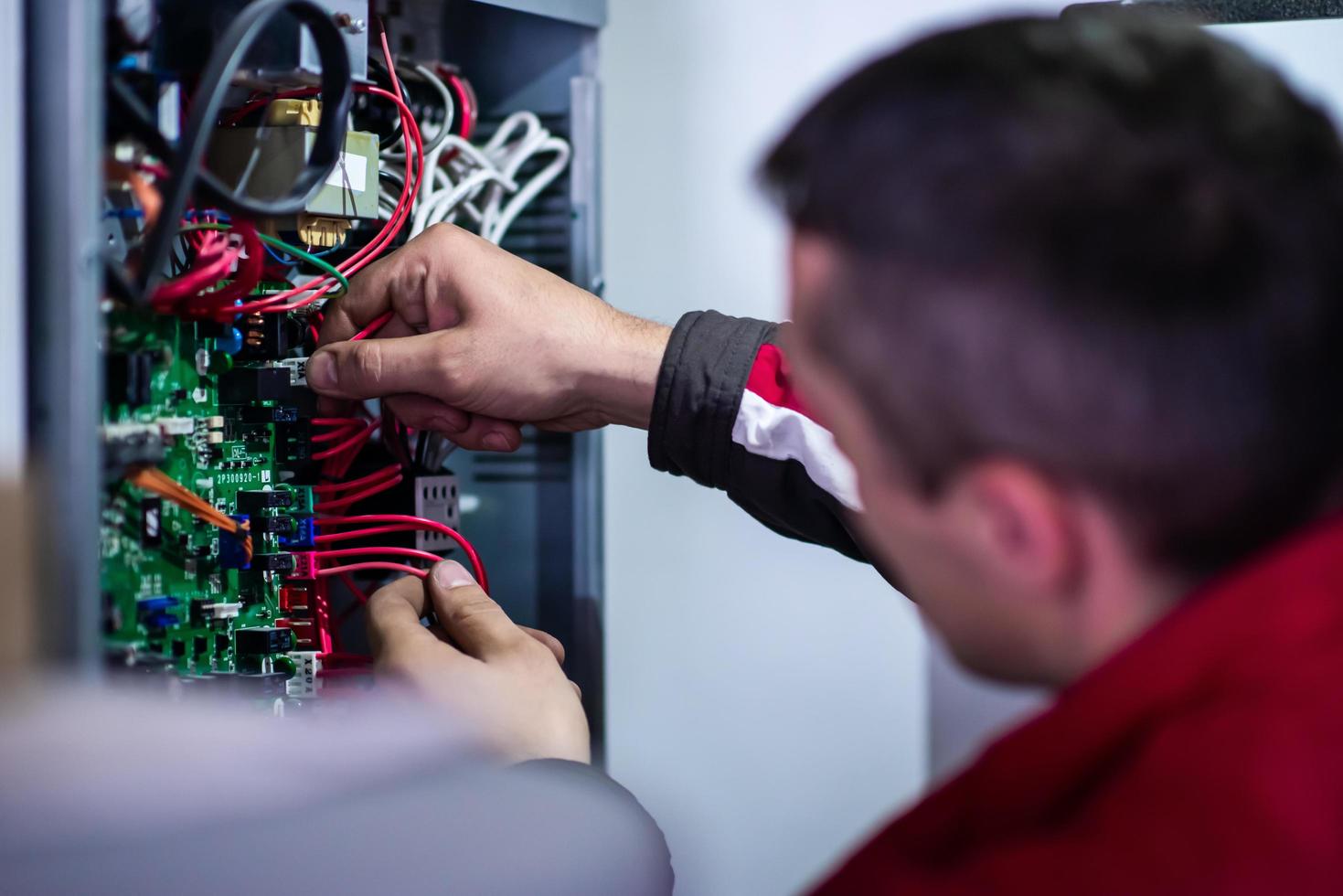 elektricien ingenieur werken met elektrisch kabel draden foto