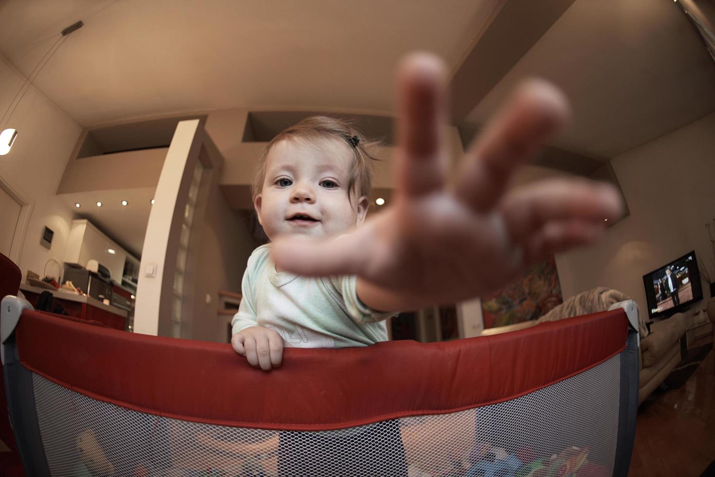 schattig weinig baby spelen in mobiel bed foto