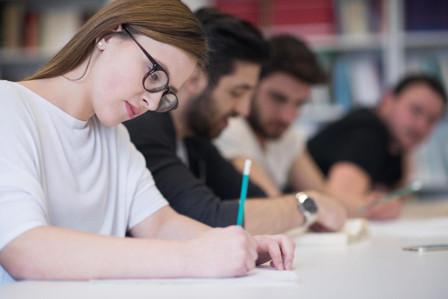 groep van studenten studie samen in klas foto