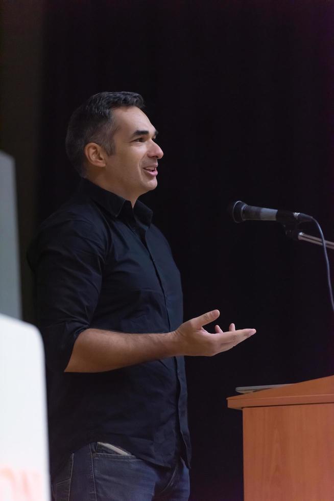 zakenman geven presentaties Bij conferentie kamer foto