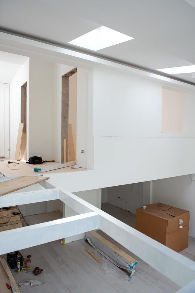 interieur van onvoltooid twee niveau appartement foto