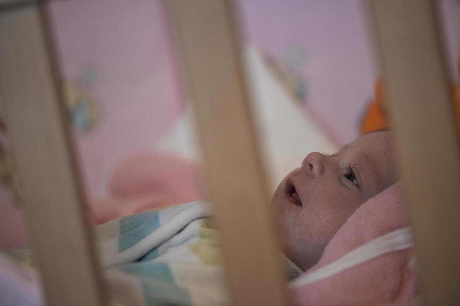 gelukkig pasgeboren weinig baby grijnzend foto