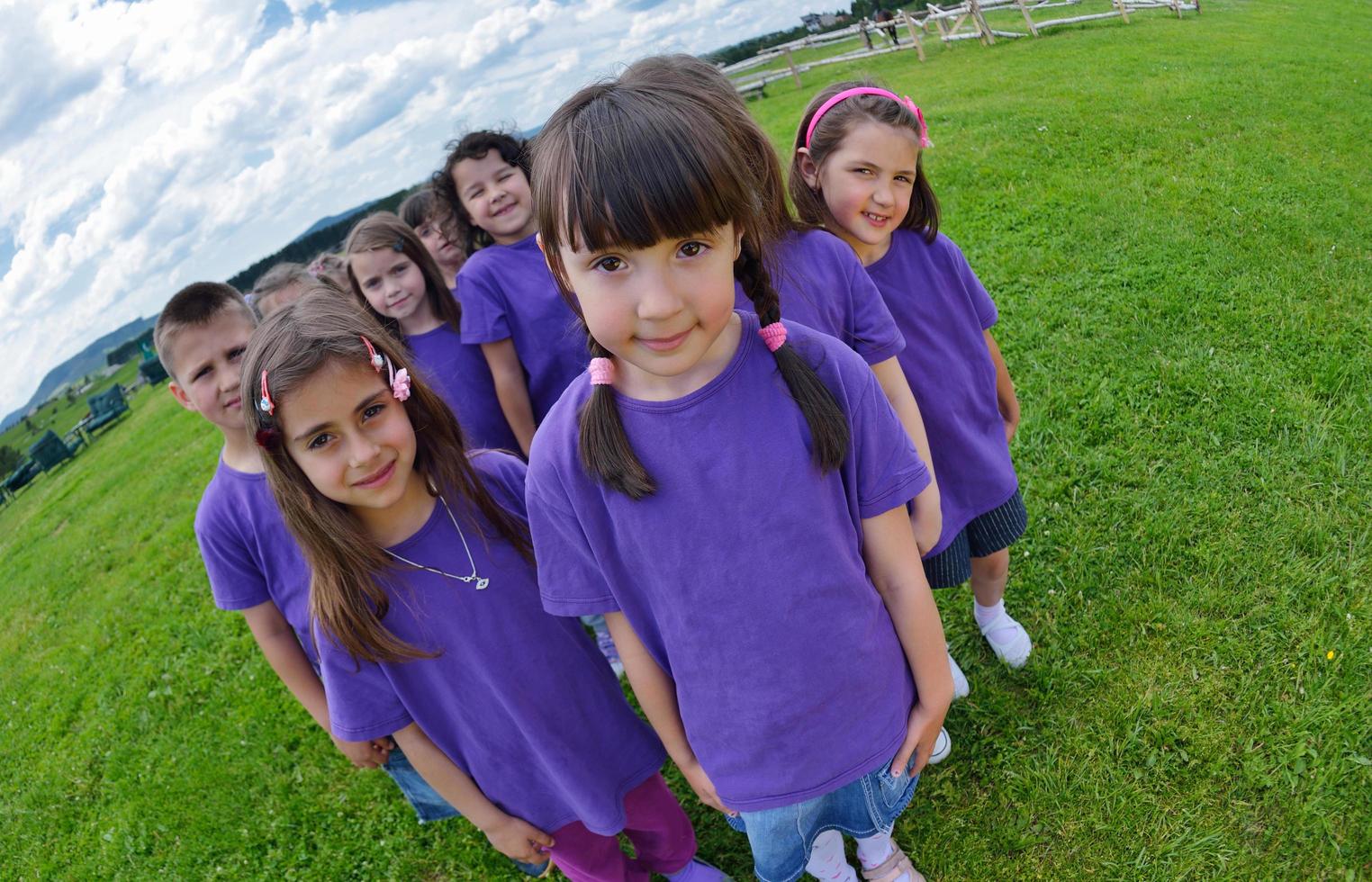 gelukkig kinderen groep hebben pret in natuur foto