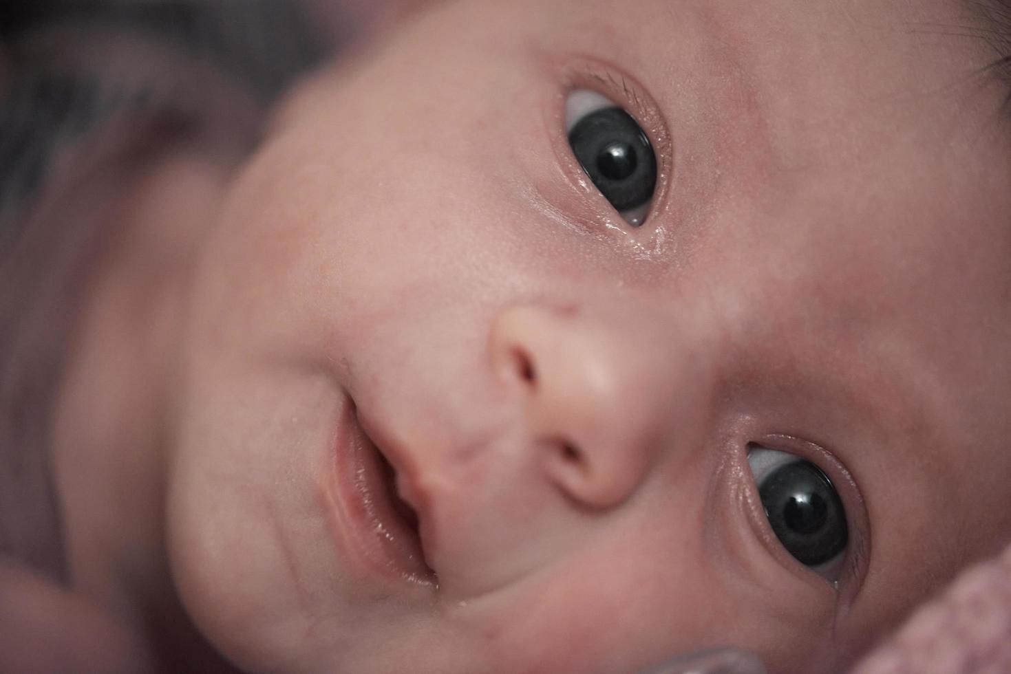 een maand pasgeboren baby slapen in bed foto