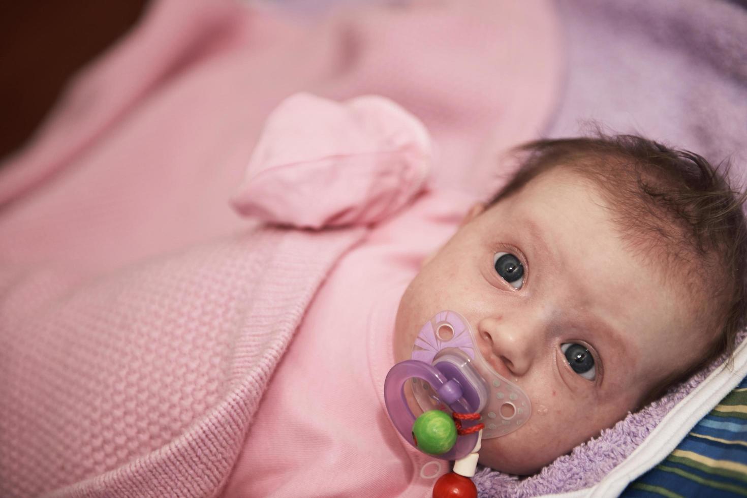 gelukkig pasgeboren weinig baby grijnzend foto