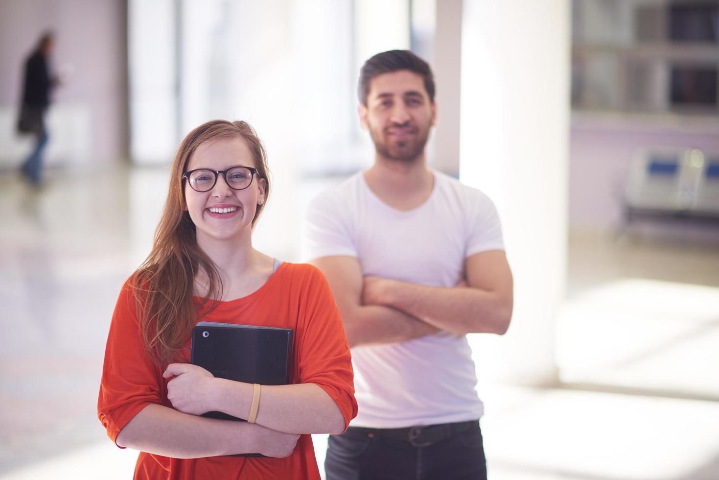 studenten paar staand samen foto