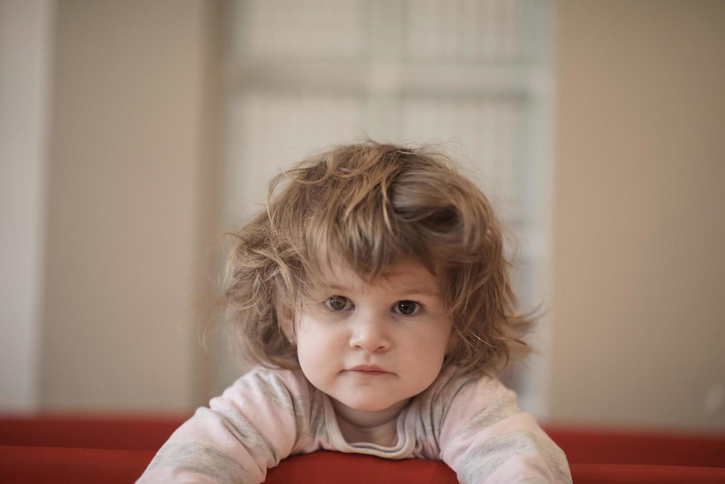 weinig baby meisje met vreemd kapsel en krulspelden foto