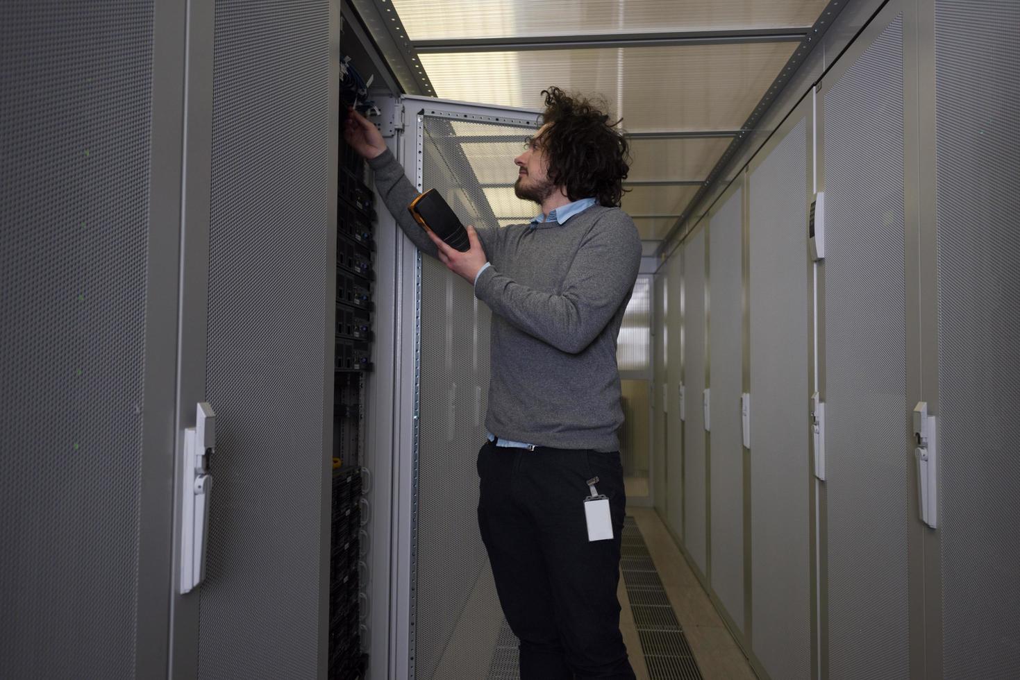 technicus gebruik makend van digitaal kabel analyzer foto