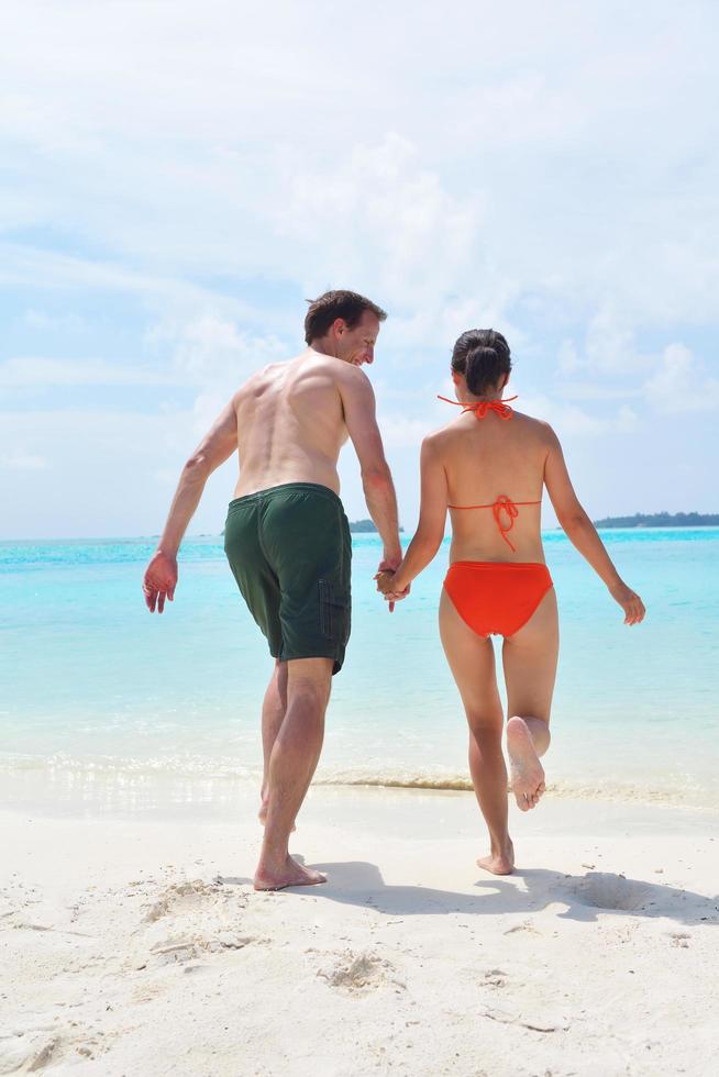 gelukkig jong koppel veel plezier op het strand foto