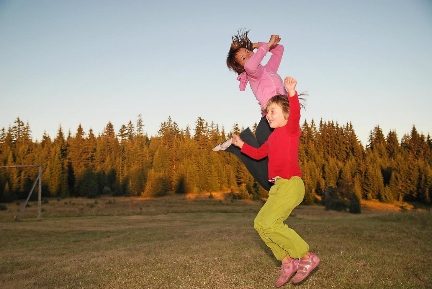 jumping in naar lucht foto