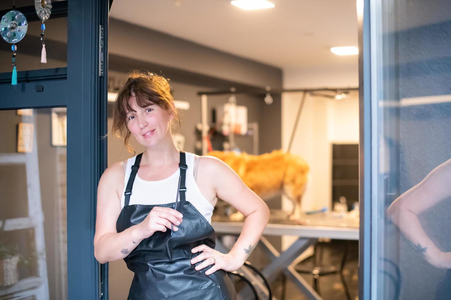 portret van professioneel huisdier kapper hipster vrouw foto