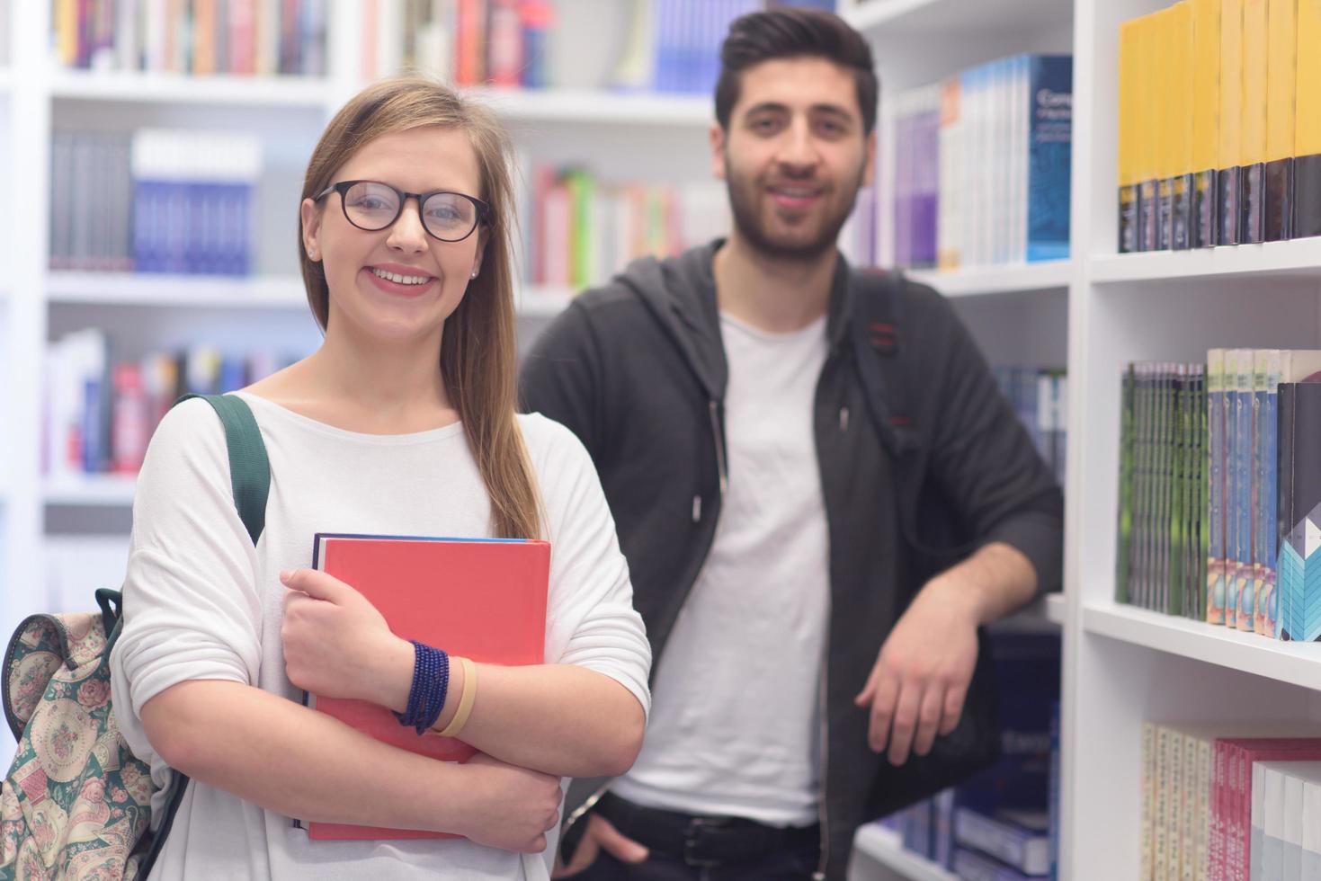 studenten groep in school- bibliotheek foto