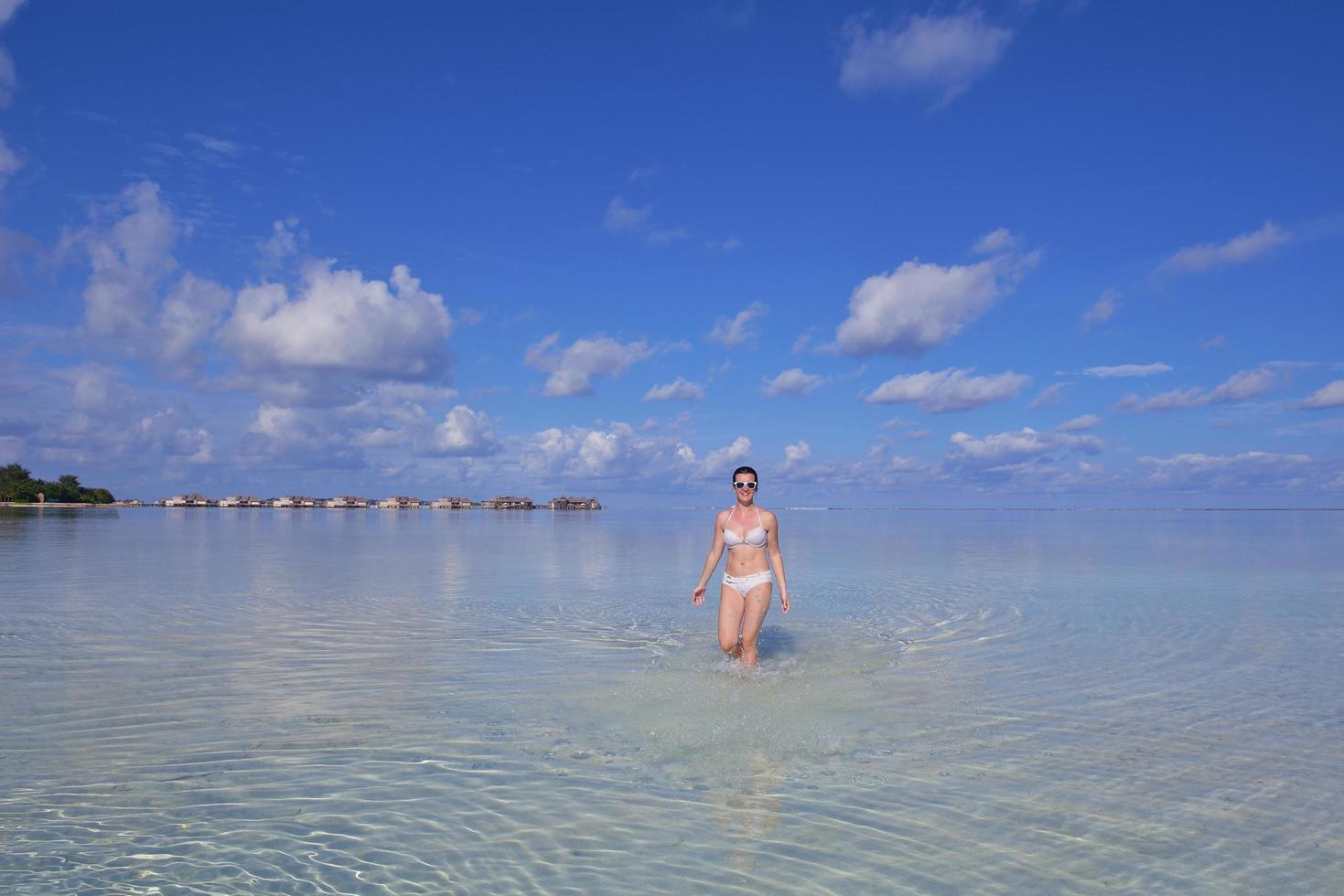 gelukkige vrouw geniet van de zomertijd foto