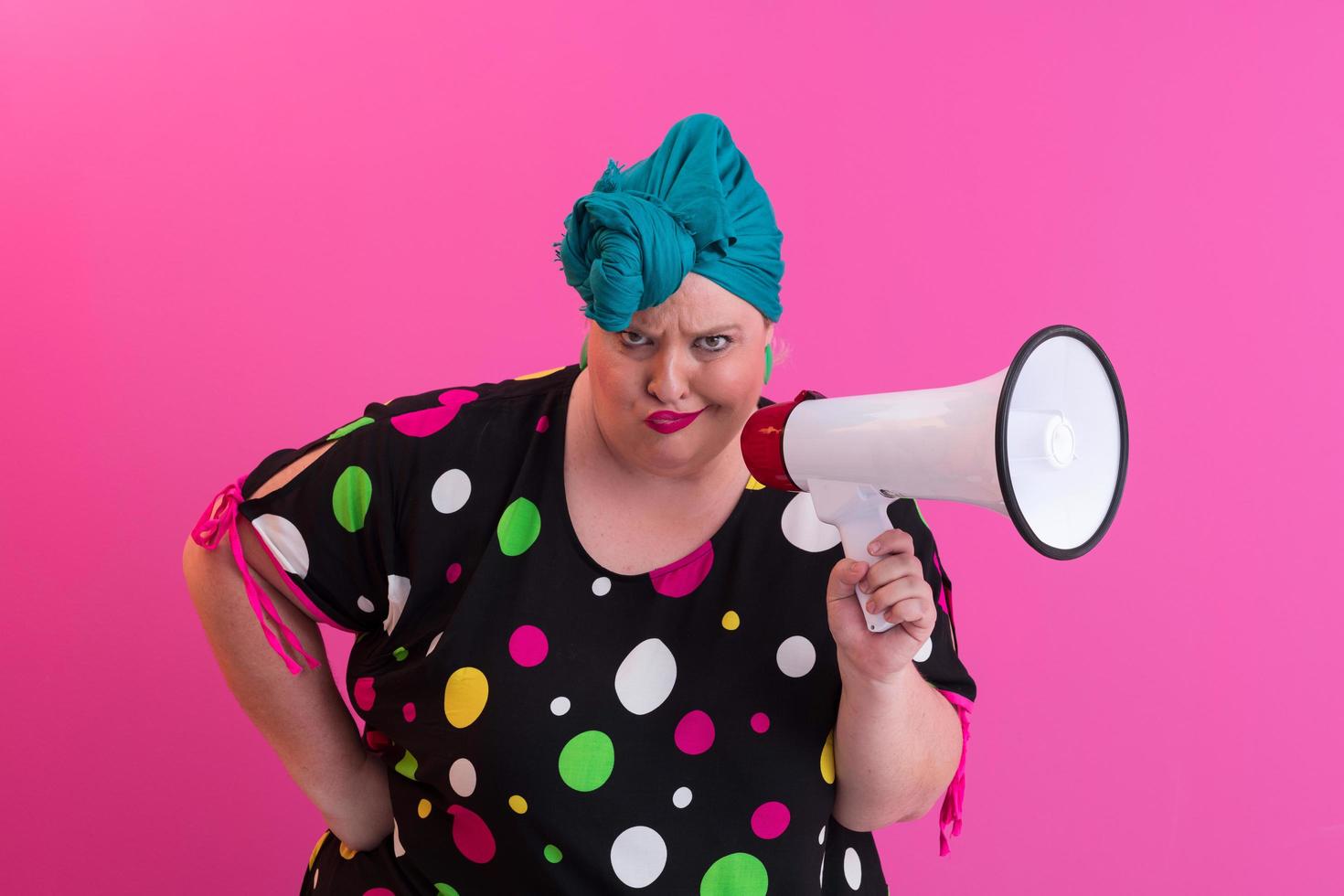 grappig plus grootte vrouw vrouw meisje poseren geïsoleerd Aan pastel roze muur achtergrond studio portret. mensen oprecht emoties levensstijl concept. bespotten omhoog kopiëren ruimte. schreeuwen in megafoon. foto