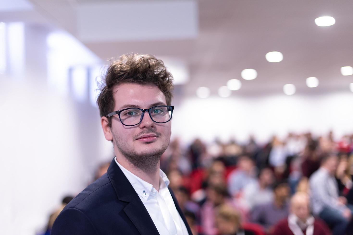 zakenman geven presentaties Bij conferentie kamer foto