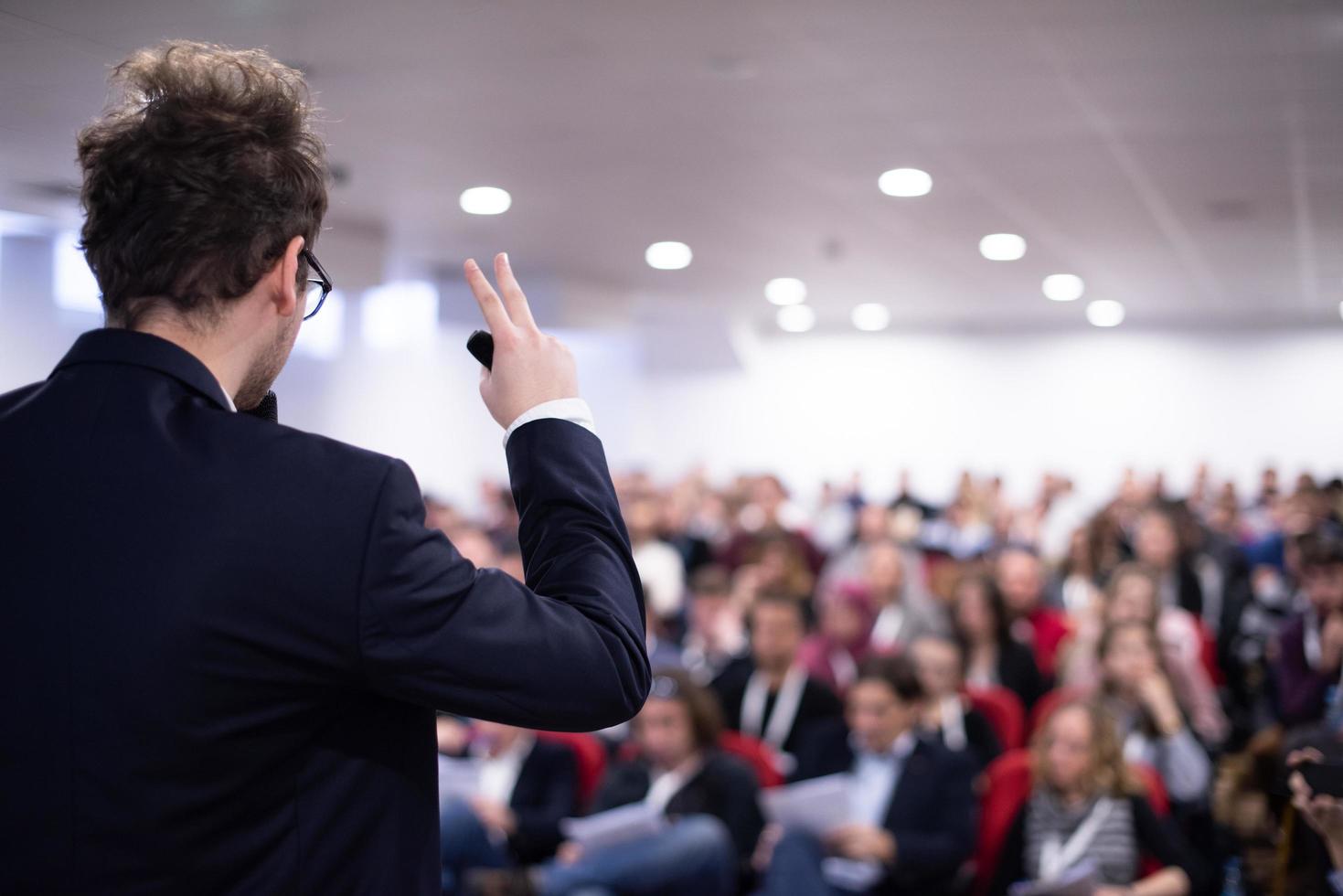 zakenman geven presentaties Bij conferentie kamer foto